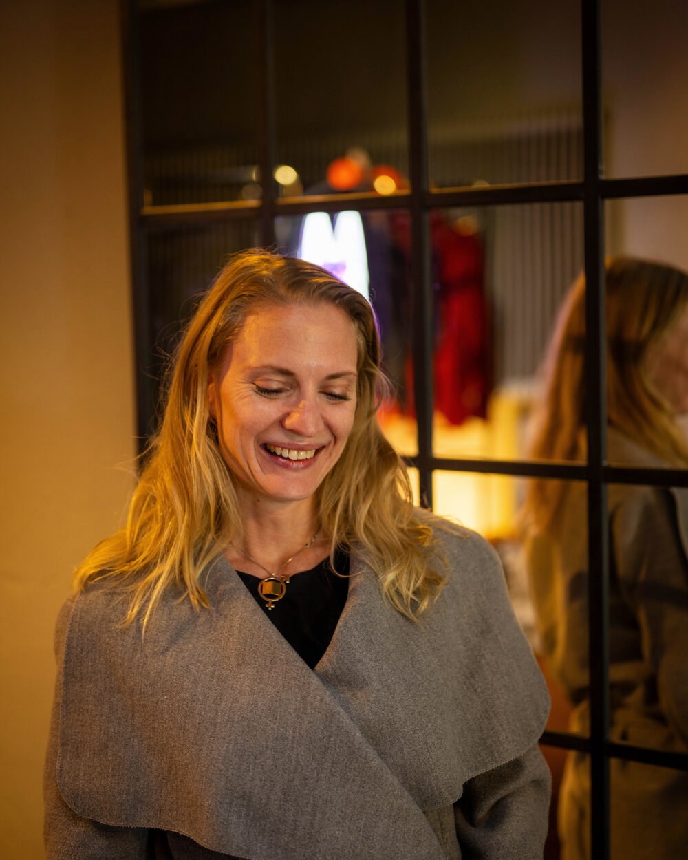Elisabeth Wadin tittar ner och ler åt något.